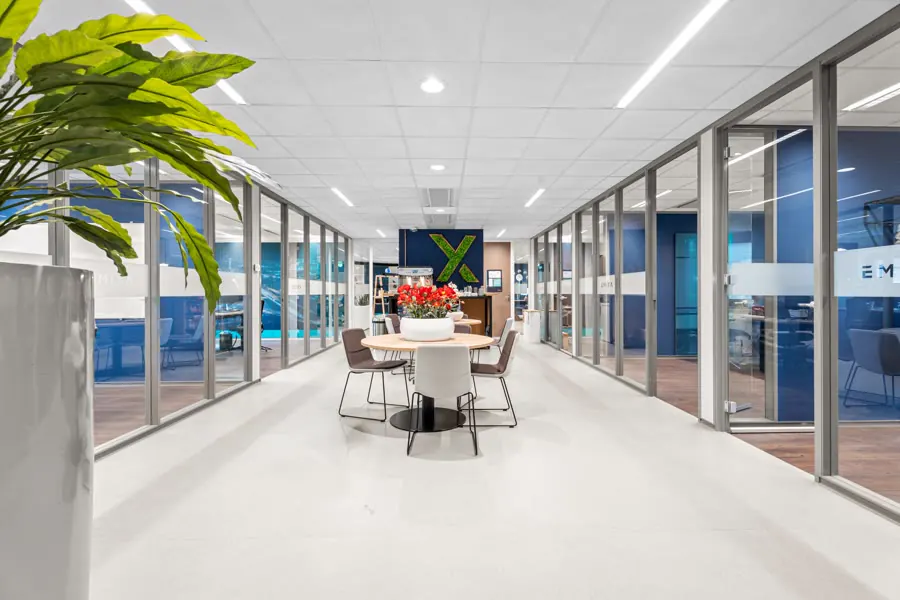 Interieurfoto van een moderne kantoorruimte met glazen wanden