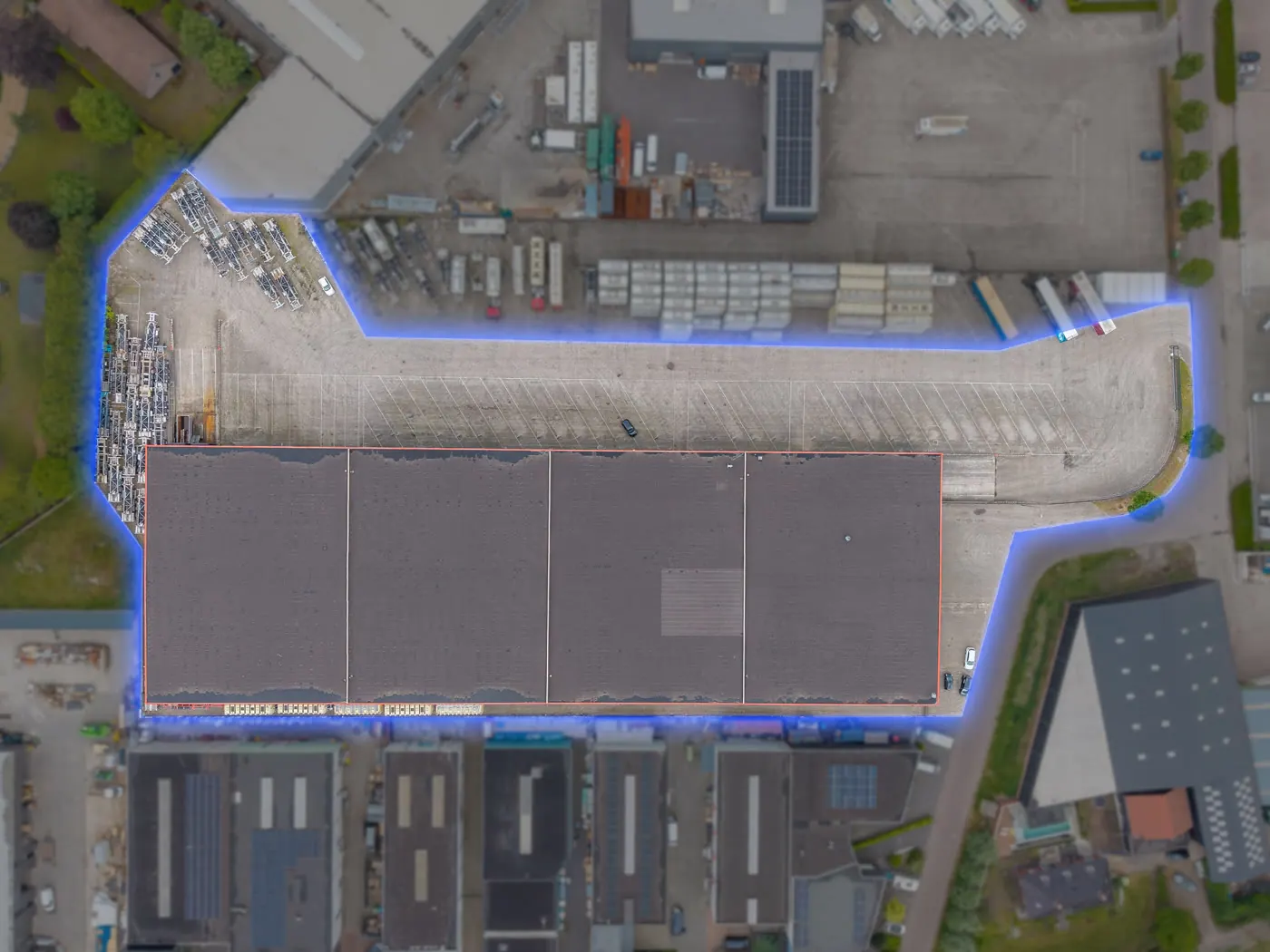 Luchtfoto met omkadering van het bijbehorende terrein