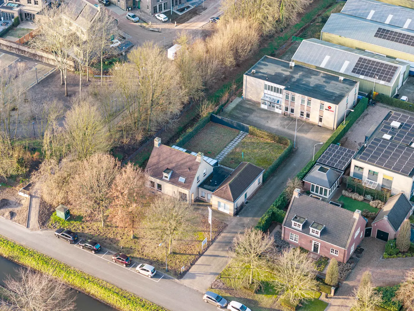 Luchtfoto van bebouwing met omliggende straten