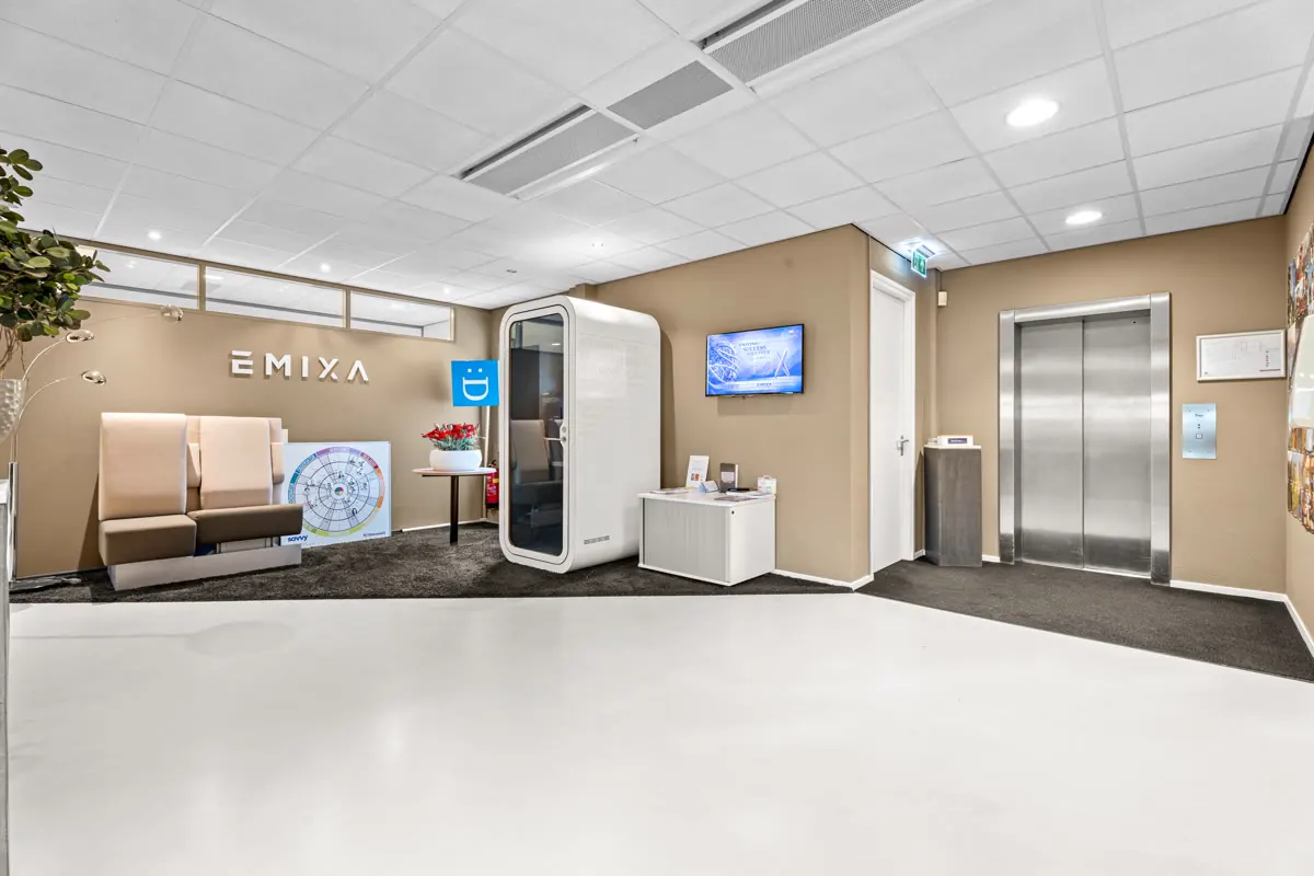 Receptie met wachtruimte en lift
