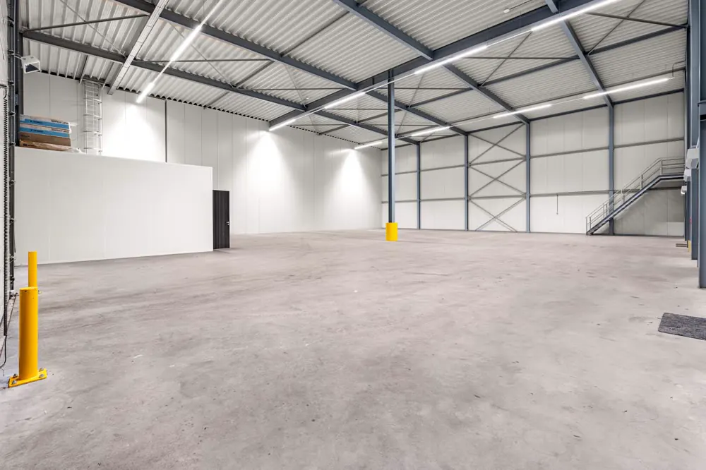Ruime lege bedrijfshal met staalconstructie