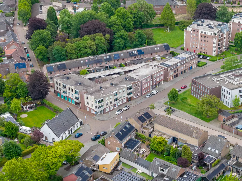 Luchtfoto van een woonwijk met veel groen