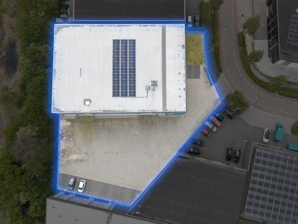 Luchtfoto van een bedrijfspand met ingetekende kavelgrens
