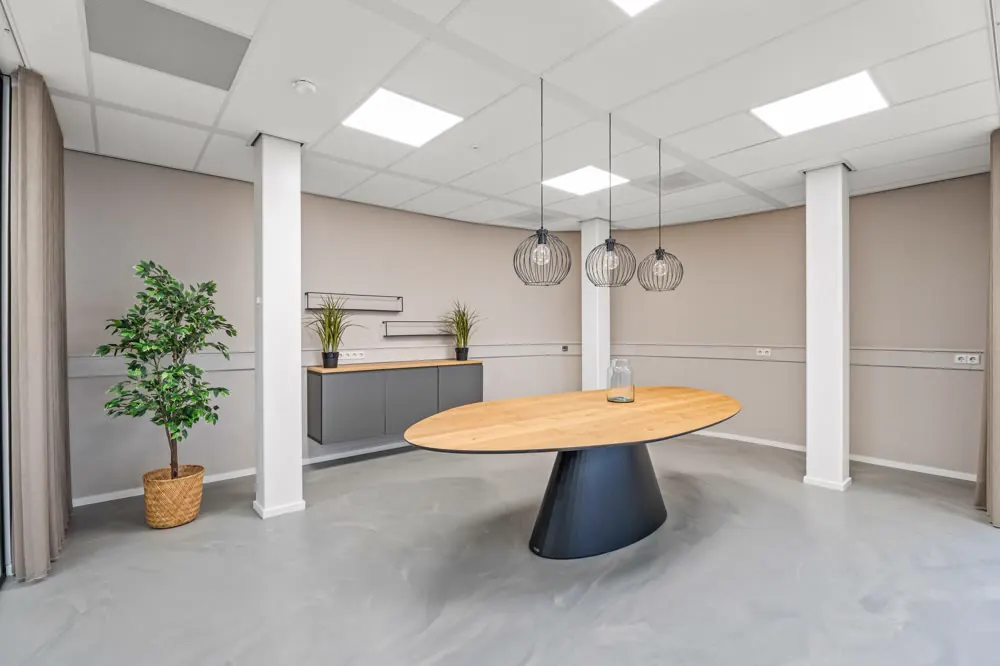 Ontvangstruimte met ronde tafel en hanglampen