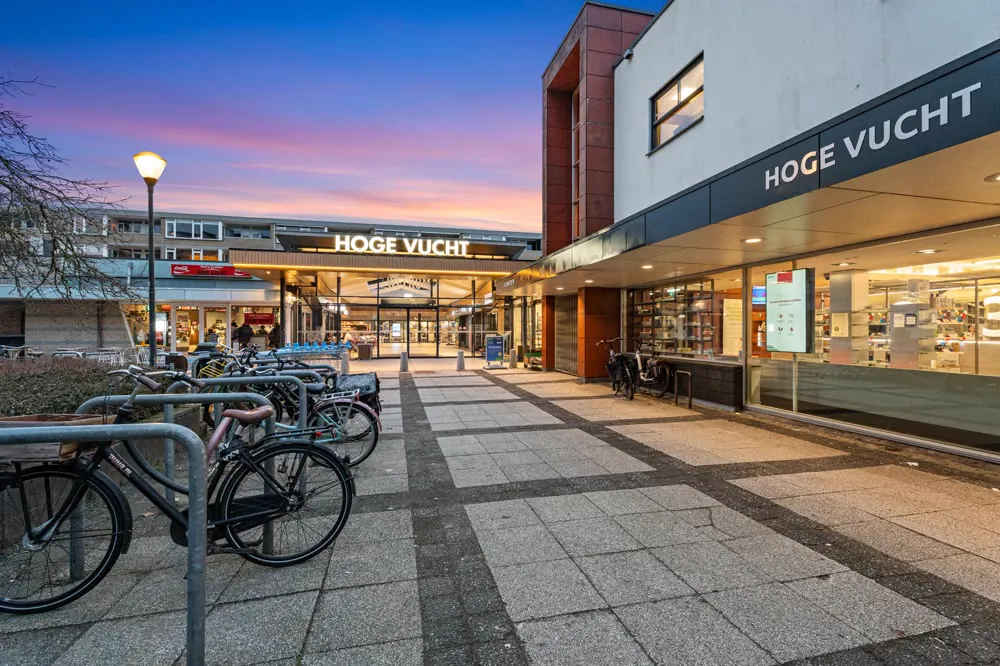 Winkelcentrum bij avondlicht