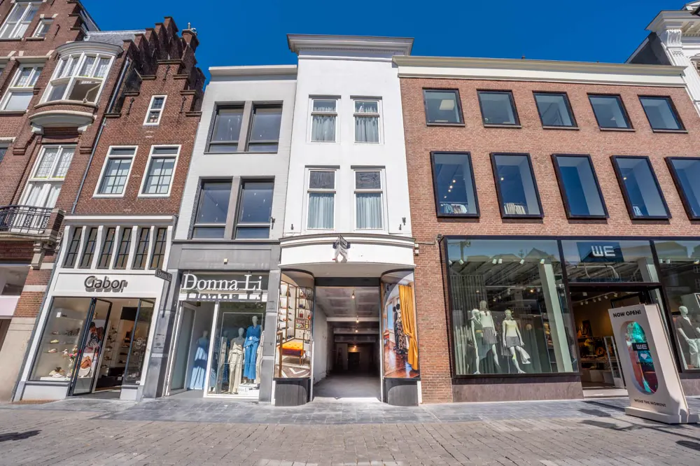 Winkelpanden in een historische winkelstraat